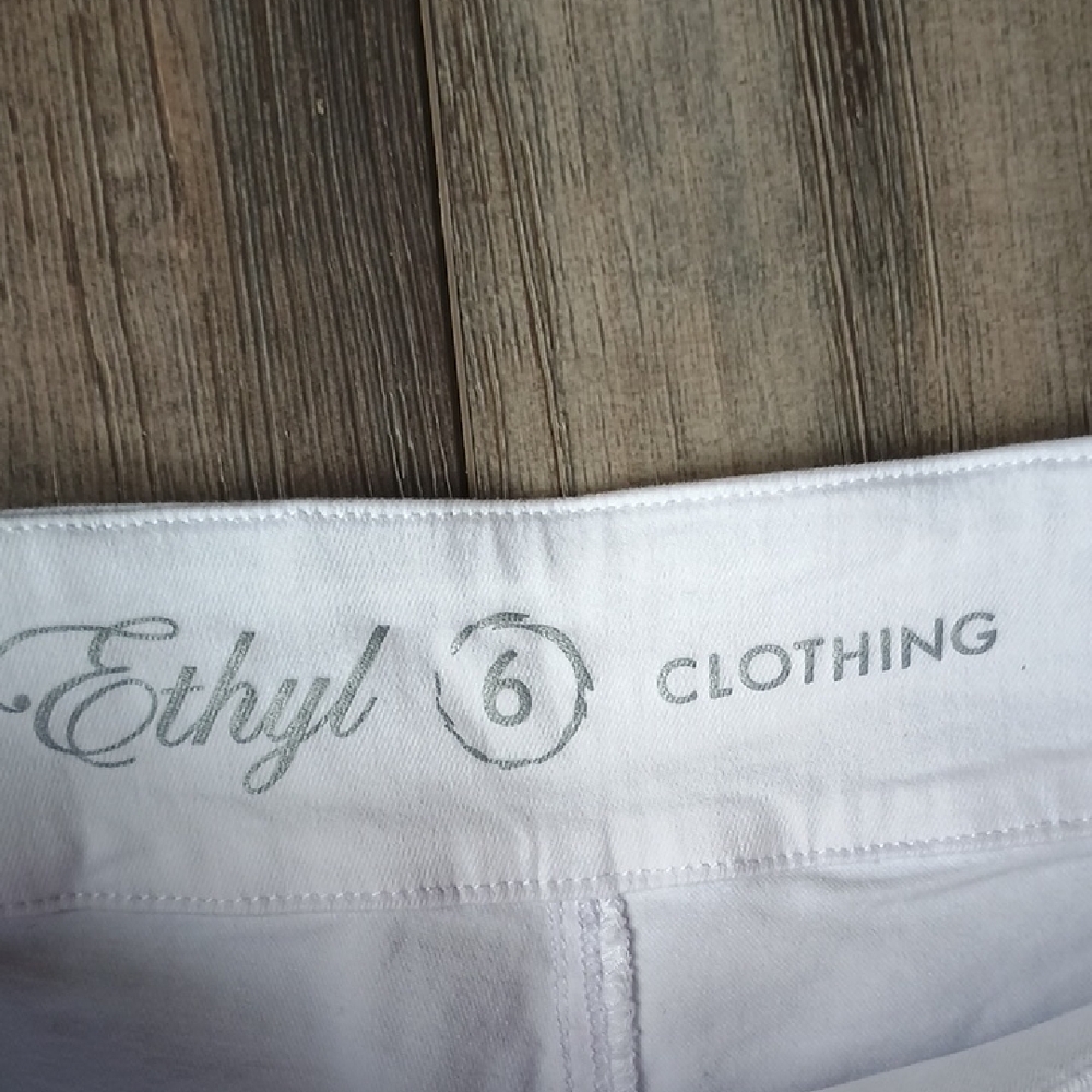Stylish White Cropped Jeans for Women - Picture 2 of 12
